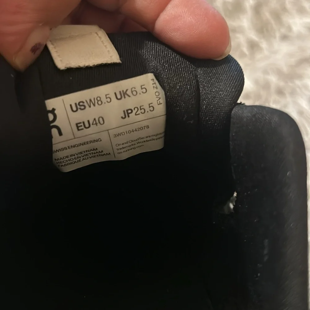 On Running Women's Light Gray Athletic Shoes
